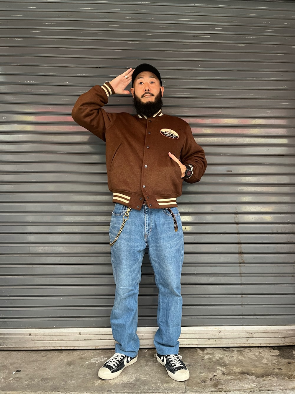 「AVIREX、スタジャン、ストリート、ロゴ」｜「AVIREXのWOOL MOSSA VARSITY JACKET / ウールモッサ バーシティ ジャケット / AVIREX / アヴィレックス（スタジャン、ブラウン系）」を使った、Yoshi Yamaさん（メンズ・174cm）の秋コーディネートの1枚目の写真