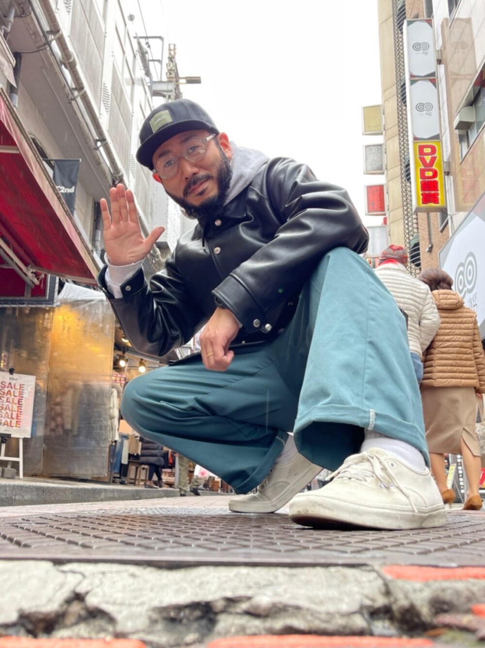 「AVIREX、SCHOTT、QUARTER上野、アメ横、キャップ、お洒落さんとつながりたい、いいね、save、フォローお願いします🤑、ワイドパンツ、コーチジャケット、ワーク、ダテメガネ」｜「AVIREXのアイテム（キャップ、ブラック系）」を使った、Yoshi Yamaさん（メンズ・174cm）の冬コーディネートの1枚目の写真