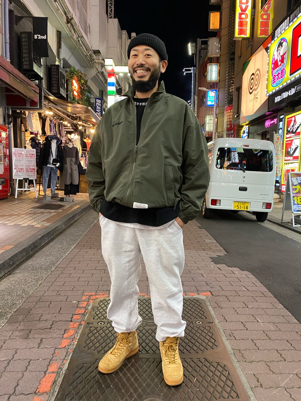 「AVIREX、QUARTER上野、アメ横、上野、パンダ、SCHOTT、トレーニングウェア、スニーカー、スウェット、スウェットパンツ」｜「AVIREXのバギー フィット トレーニング ジャケット / BAGGY FIT TRAINING JACKET / アヴィレックス / AVIREX（ナイロンジャケット、グリーン系）」を使った、Yoshi Yamaさん（メンズ・174cm）の冬コーディネートの1枚目の写真