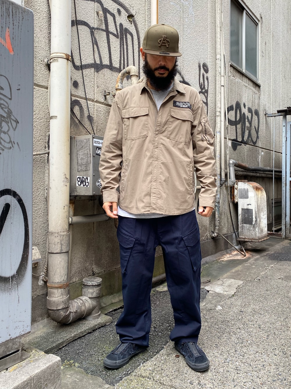 「AVIREX、SCHOTT、QUARTER上野、アメ横、ストレッチシャツ、ストレッチパンツ、カーゴパンツ、ジップシャツ、キャップ、ミリタリー」｜「schottの【直営限定】Schott/ショット/ROYAL CARGO PANTS/ロイヤル カーゴパンツ（カーゴパンツ、ブルー系）」を使った、Yoshi Yamaさん（メンズ・174cm）の秋コーディネートの1枚目の写真