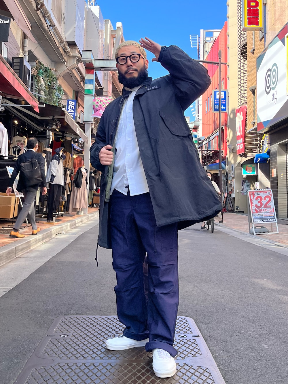 「春のNewスタイル、大人カジュアル、AVIREX、SCHOTT、アメカジ、アメ横、上野、ミリタリー、M-65、M-51、モッズコート」｜「AVIREXのBDU CARGO PANTS / カーゴパンツ / AVIREX / アヴィレックス（カーゴパンツ、ブルー系）」を使った、Yoshi Yamaさん（メンズ・174cm）の春コーディネートの1枚目の写真