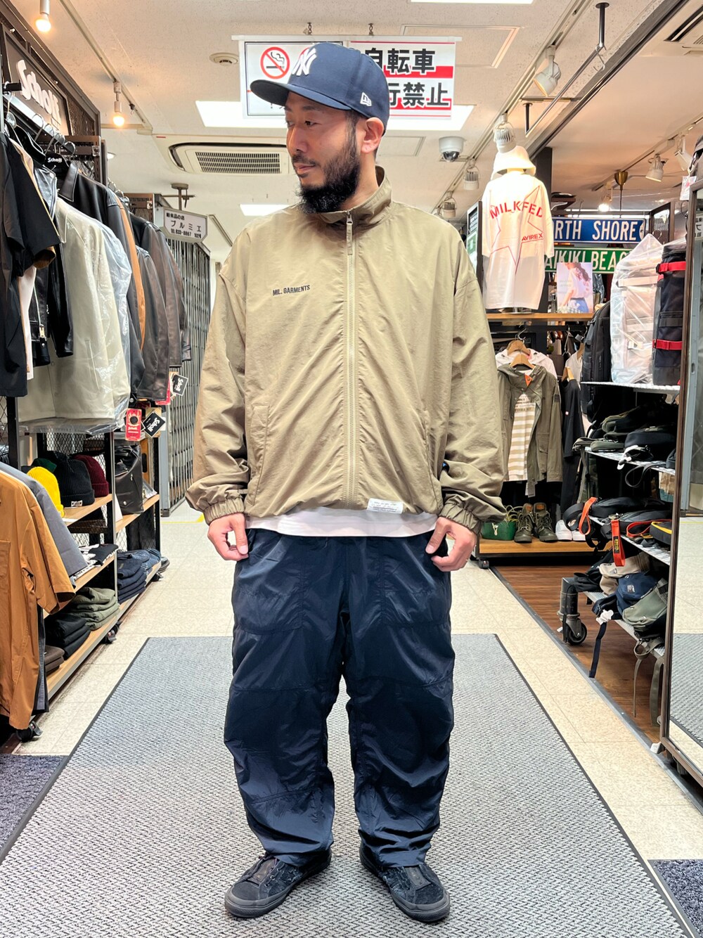 「春服、お洒落さんとつながりたい、ベージュ、ファッションの力を信じよう、ブルゾン、トレーニングウェア、ナイロン、軽い、ミリタリー、キャップ、AVIREX、QUARTER上野」｜「AVIREXのナイロン タフタ イージー ベイカー パンツ / NYLON TAFFETA EASY BEKER PANTS / アヴィレックス / AVIREX（その他パンツ、ブルー系）」を使った、Yoshi Yamaさん（メンズ・174cm）の春コーディネートの1枚目の写真