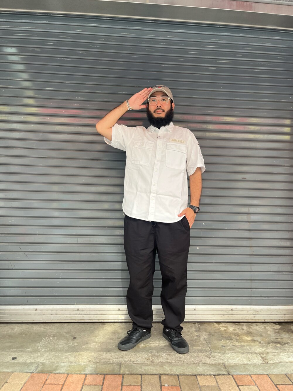 「AVIREX、アメ横、QUARTER上野、おしゃれさんと繋がりたい、お出かけコーデ、夏コーデ、休日スタイル」｜「AVIREXのBASIC FATIGUE SHORT SLEEVE SHIRT / ベーシック ファティーグ 半袖 シャツ / AVIREX / アヴィレックス（シャツ/ブラウス、ホワイト系）」を使った、Yoshi Yamaさん（メンズ・174cm）の夏コーディネートの1枚目の写真