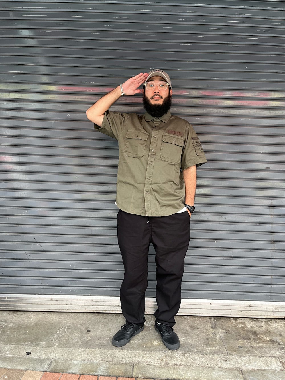 「AVIREX、定番、シャツスタイル、半袖、キャツプ、夏コーデ、おしゃれさんと繋がりたい」｜「AVIREXのBASIC FATIGUE SHORT SLEEVE SHIRT / ベーシック ファティーグ 半袖 シャツ / AVIREX / アヴィレックス（シャツ/ブラウス、グリーン系）」を使った、Yoshi Yamaさん（メンズ・174cm）の夏コーディネートの1枚目の写真