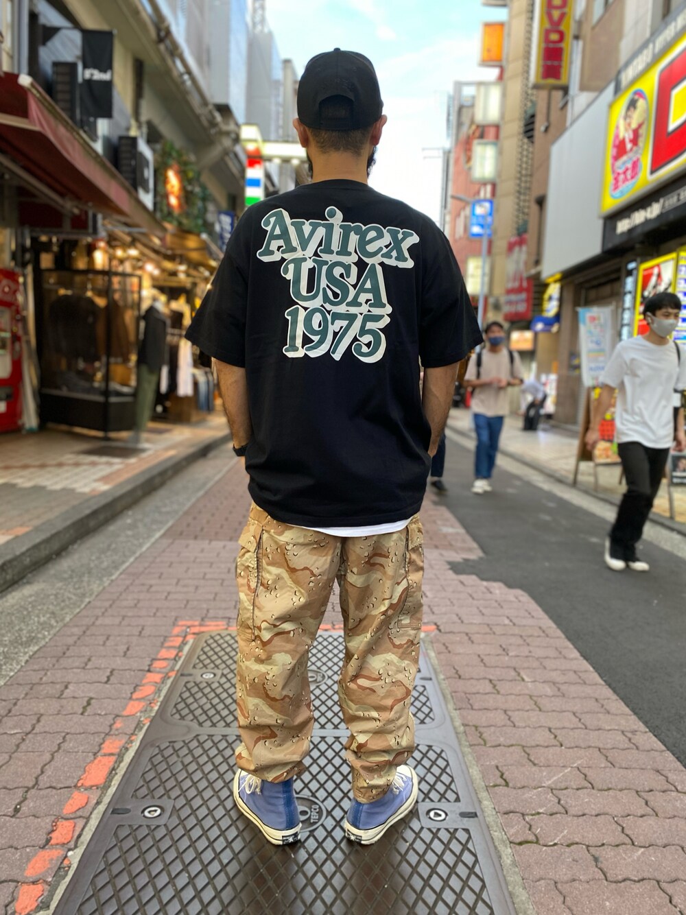 「だから秋服が好き、秋コーデ、黒、カーゴパンツ、ミリタリー、AVIREX、QUARTER上野、キャップ、ロゴT、いいね、save、フォローお願いします🤑、スニーカー、スニーカーコーデ、クルーネック」｜「AVIREXの【直営店限定】AVIREX USA 1975 T-SHIRT/ ティーシャツ（Tシャツ/カットソー、ブラック系）」を使った、Yoshi Yamaさん（メンズ・174cm）の秋コーディネートの1枚目の写真