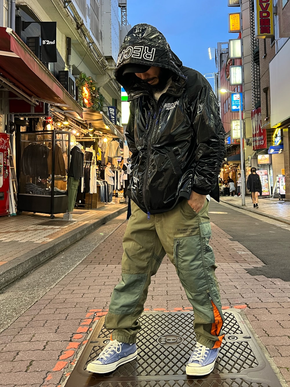 「QUARTER上野、AVIREX、アメ横、上野、秋冬コーデ、スニーカーコーデ、ジョガーパンツ、ミリタリー、RECON、アウター」｜「AVIREXのミリタリー コンビネーション ジョガーパンツ / MILITARY COMBINATION JOGGER PANTS / アヴィレックス / AVIREX（カーゴパンツ、グリーン系）」を使った、Yoshi Yamaさん（メンズ・174cm）の秋コーディネートの1枚目の写真