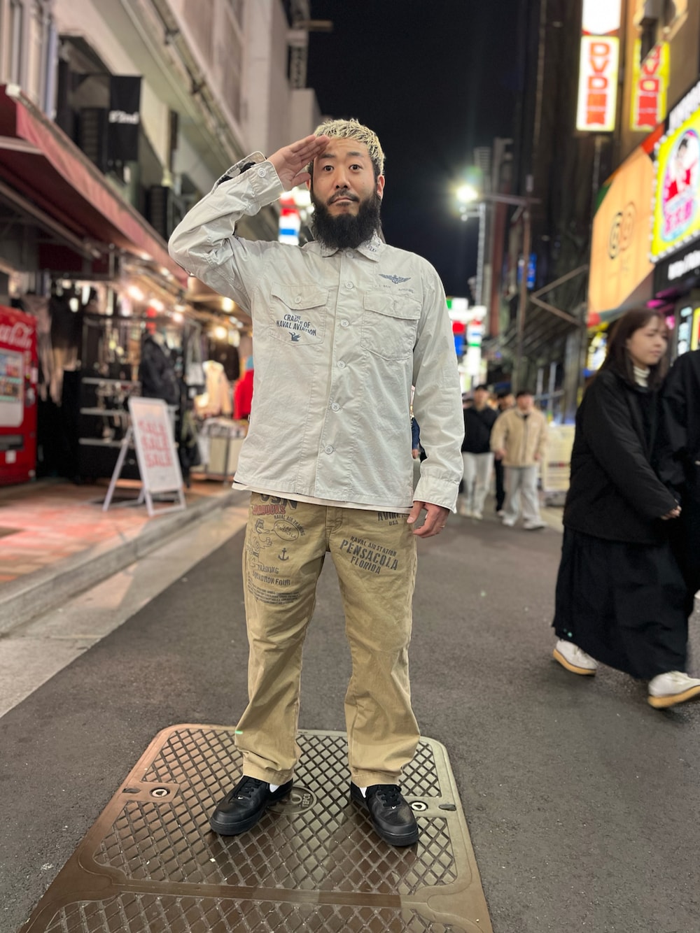 「大人コーデ、おでかけコーデ、春、服好きな人と繋がりたい、アメカジ、ミリタリー、AVIREX、お洒落さんとつながりたい、今日のコーデ、ootd、シャツスタイル、チノパン、上野、アメ横、30代コーデ」｜「AVIREXのアイテム（パンツ、ベージュ系）」を使った、Yoshi Yamaさん（メンズ・174cm）の冬コーディネートの1枚目の写真