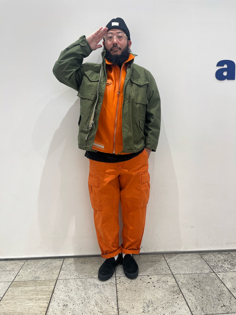 ミリタリージャケットを使った「オレンジコーデ」の人気ファッション