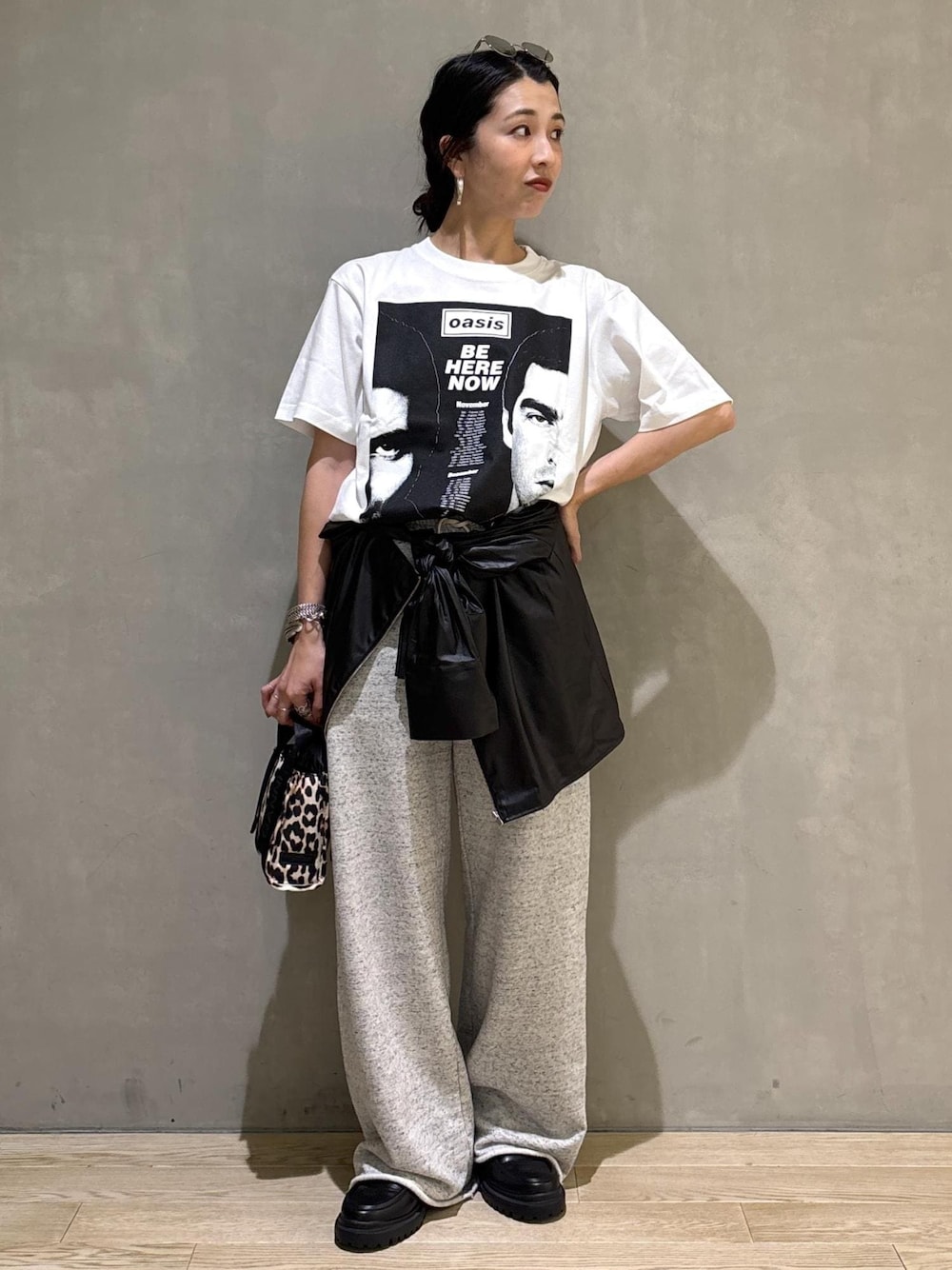 ブラック系のローファー、ベージュ系のショルダーバッグ、グレー系のTシャツ/カットソーを着用したレディースの夏コーディネートの1枚目の写真