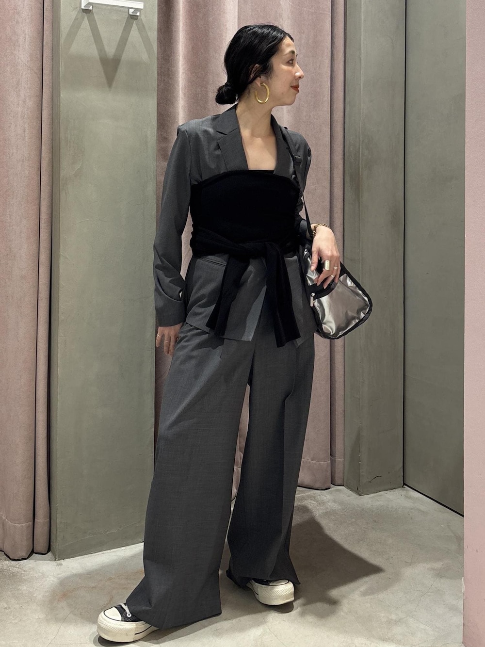 グレー系のカーディガン/ボレロ、グレー系のテーラードジャケット、グレー系のスラックスを着用したレディースの春コーディネートの1枚目の写真
