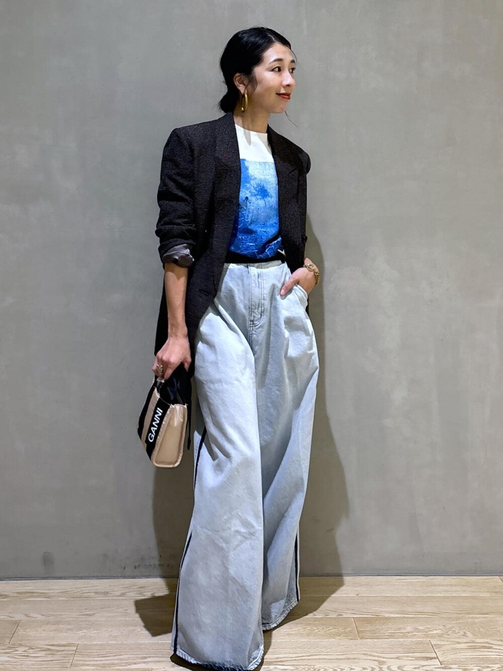 ベージュ系のトートバッグ、ホワイト系のTシャツ/カットソー、ブルー系のその他パンツを着用したレディースの秋コーディネートの1枚目の写真