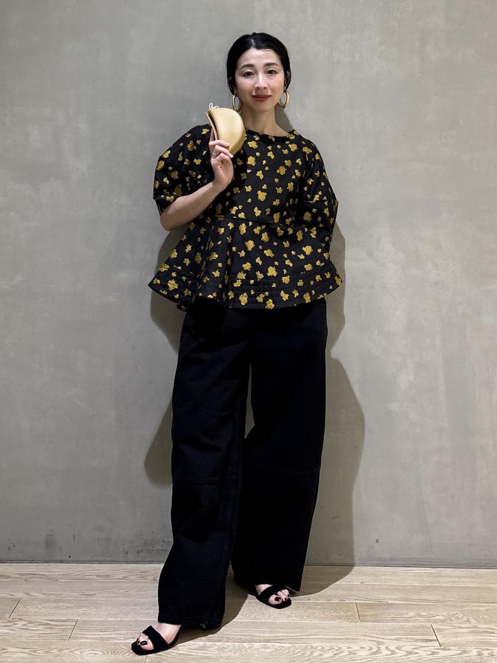 ブラック系のシャツ/ブラウス、ブラック系のその他パンツ、イエロー系のキーホルダーを着用したレディースの冬コーディネートの1枚目の写真