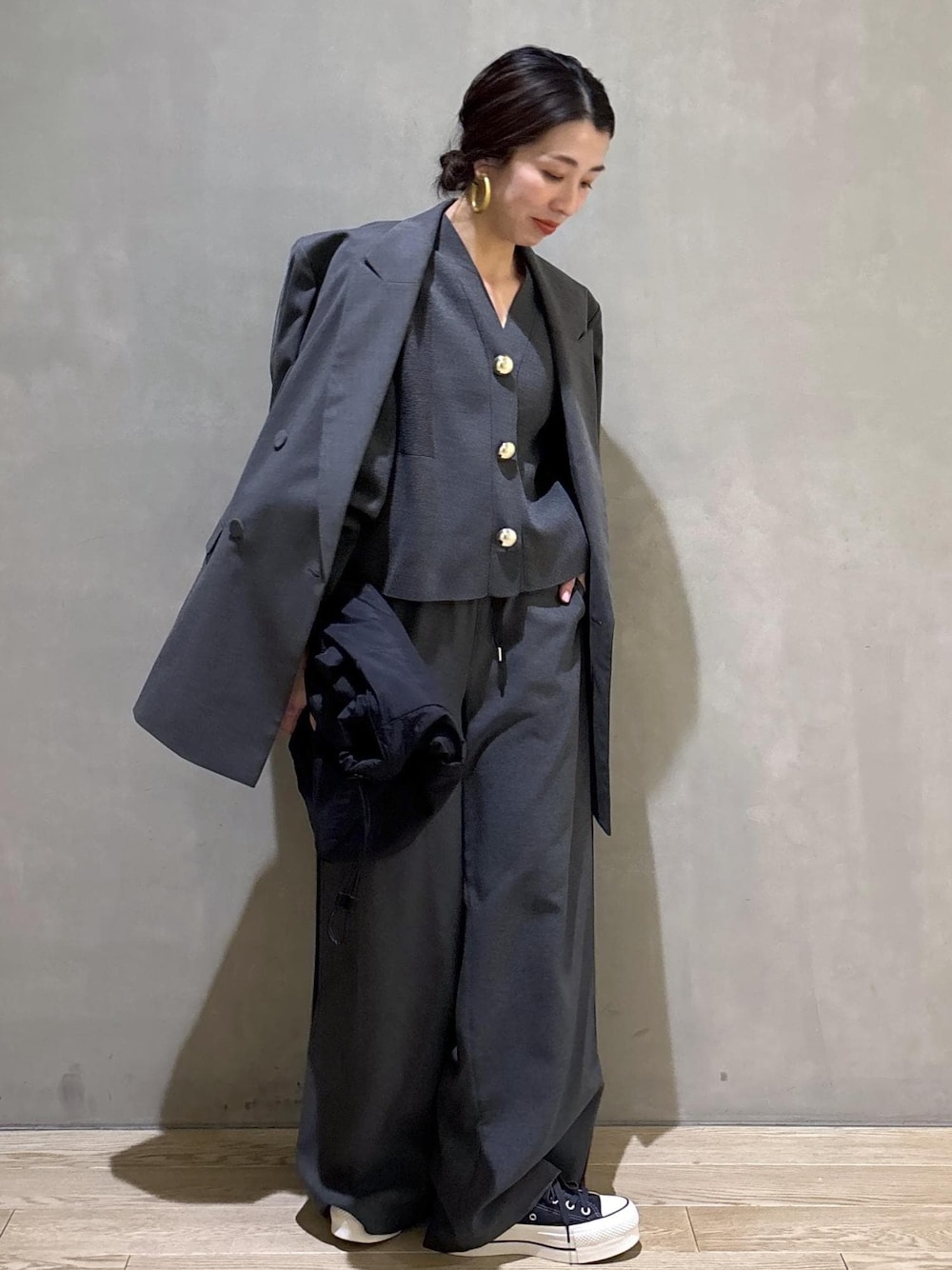 ブラック系のトートバッグ、グレー系のテーラードジャケット、グレー系のその他パンツを着用したレディースの冬コーディネートの1枚目の写真