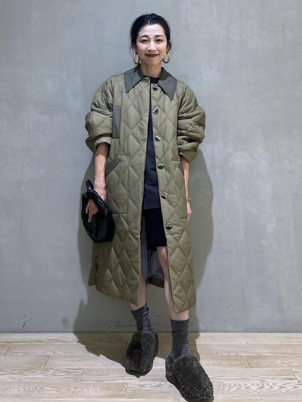 ブラック系のその他パンツ、ブラック系のショルダーバッグ、ブラウン系のサンダルを着用したレディースの夏コーディネートの1枚目の写真