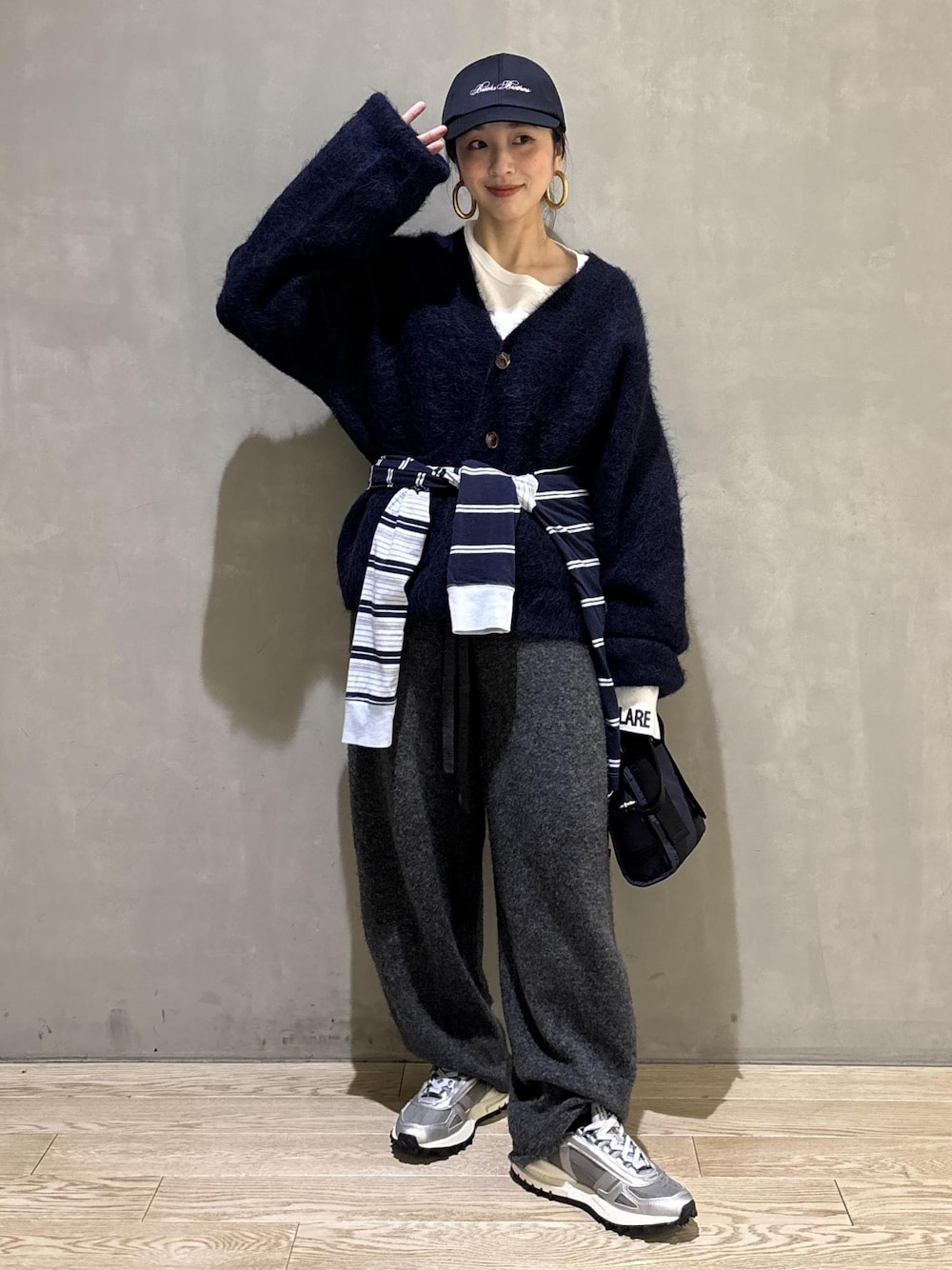 ブルー系のショルダーバッグ、グレー系のその他パンツ、ホワイト系のTシャツ/カットソーを着用したレディースの冬コーディネートの1枚目の写真
