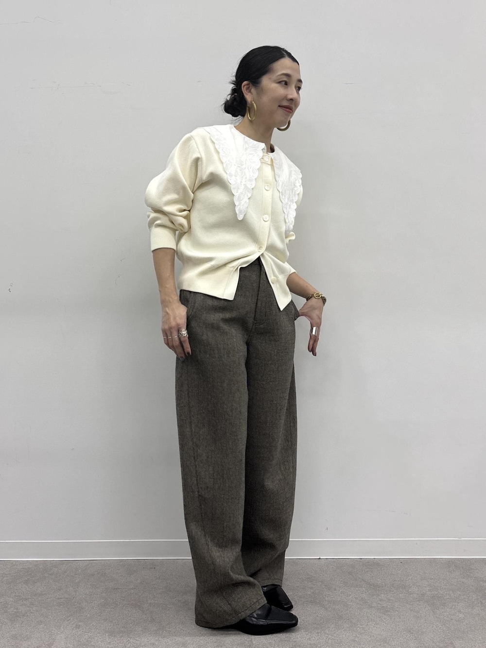 ブラウン系のその他パンツ、ホワイト系のカーディガン/ボレロを着用したレディースの秋コーディネートの1枚目の写真