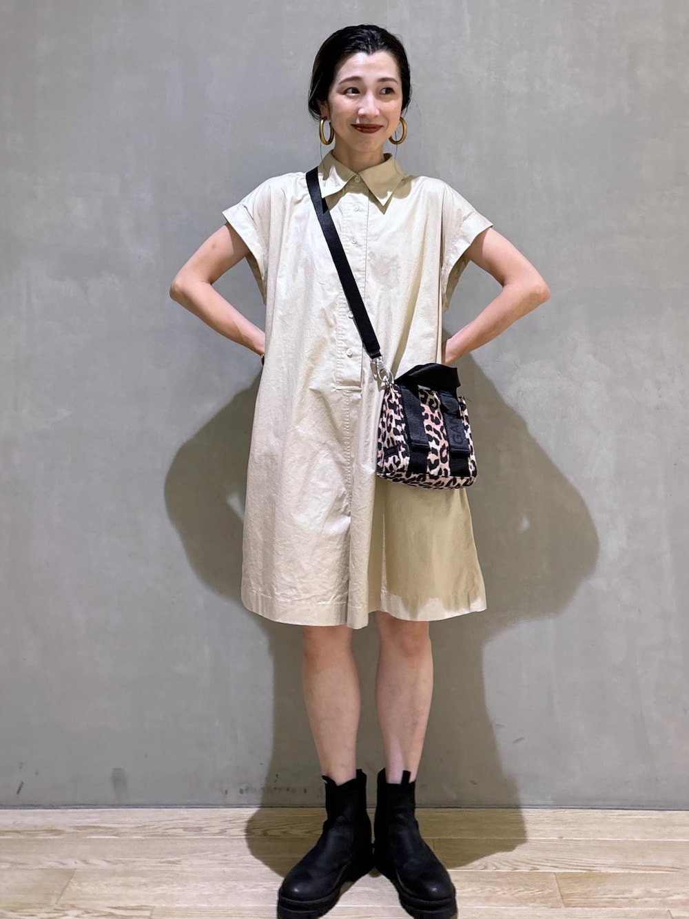 ベージュ系のつなぎ/オールインワン、ベージュ系のトートバッグを着用したレディースの夏コーディネートの1枚目の写真