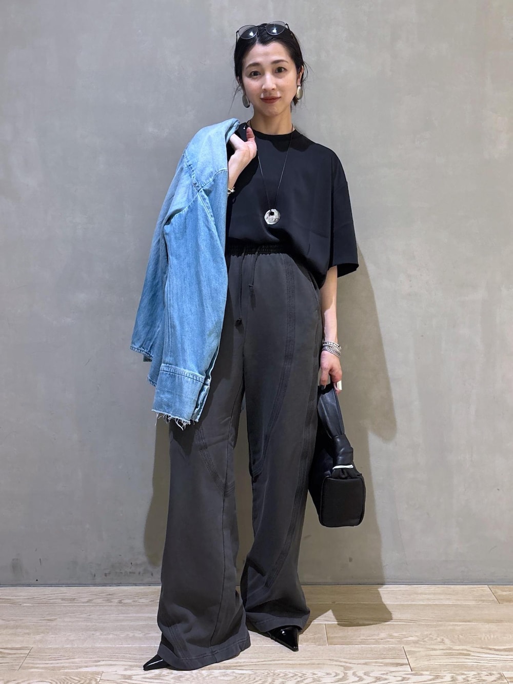 ブラック系のその他パンツ、ブラック系のハンドバッグ、ブラック系のシャツ/ブラウスを着用したレディースの春コーディネートの1枚目の写真