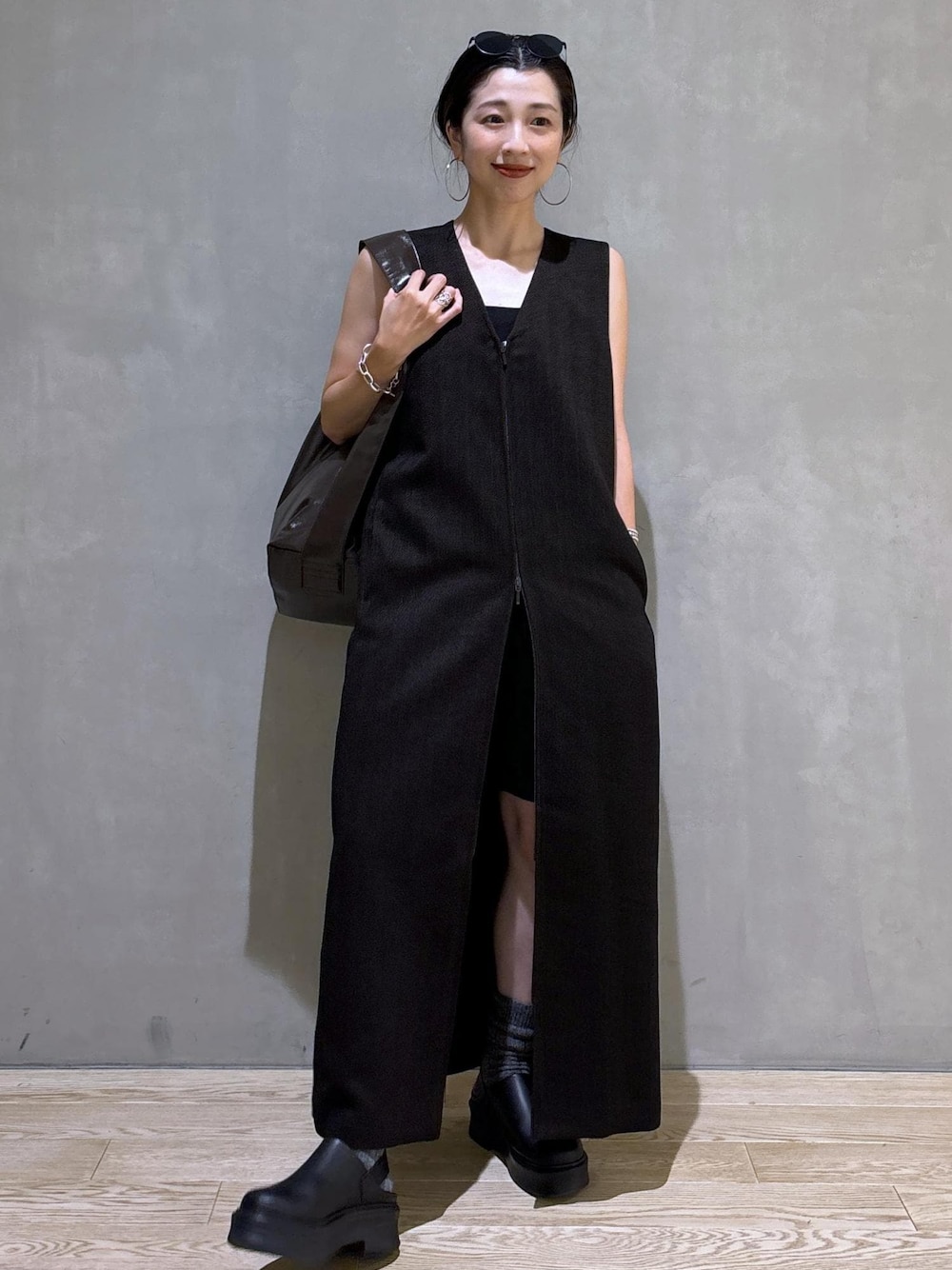 ブラック系のその他パンツ、ブラック系のチューブトップ、ブラック系のサンダルを着用したレディースの夏コーディネートの1枚目の写真