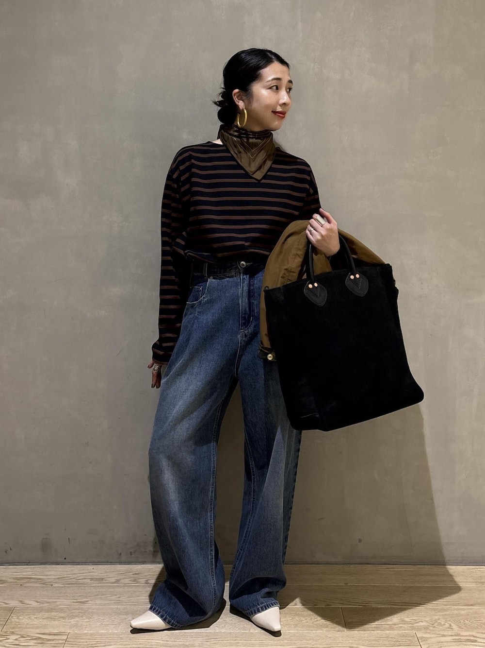 ブルー系のデニムパンツ、イエロー系のブルゾン、ブラウン系のTシャツ/カットソーを着用したレディースの夏コーディネートの1枚目の写真