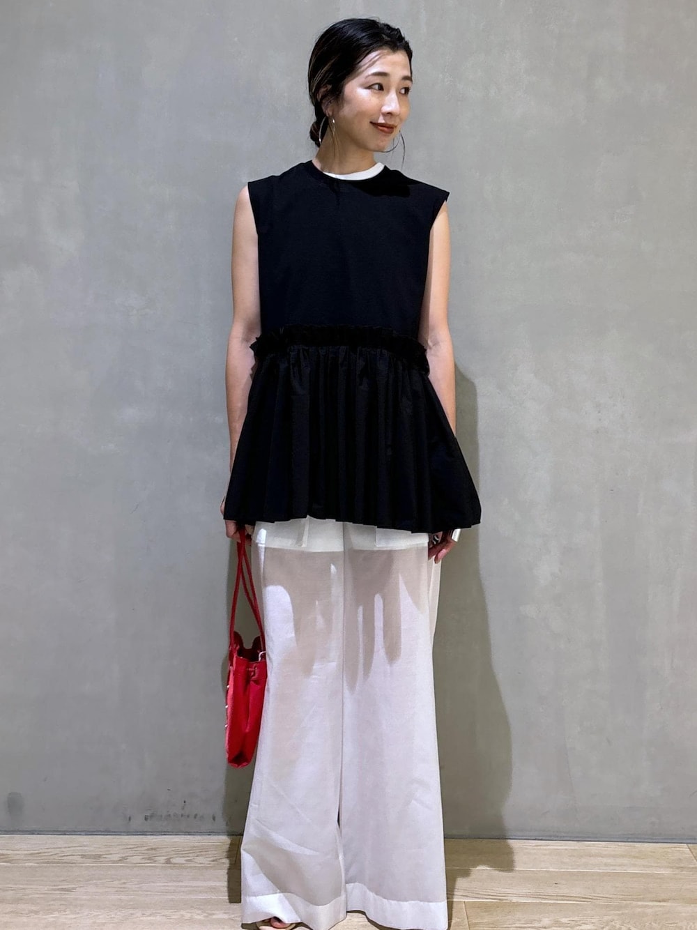 ホワイト系のタンクトップ、ホワイト系のその他パンツ、レッド系のハンドバッグを着用したレディースの夏コーディネートの1枚目の写真