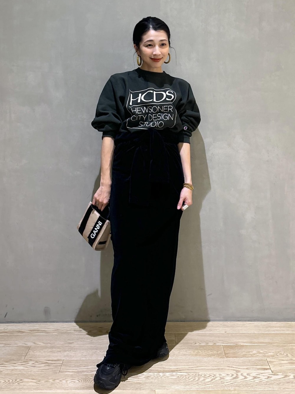 「GANNI、ガニー、チャンピオン、グリーン、ベロアワンピース、Champion for ADAM ET ROPE'、Champion、ショルダーバッグ、初秋コーデ、秋コーデ、お出かけコーデ、アウトドアコーデ、スポーツミックス、ストリート、大人カジュアル」｜「GANNIの【GANNI for ADAM ET ROPE'】Recycled tech Mini Tote（トートバッグ、ベージュ系）」を使った、SAKIさん（レディース・154cm）の秋コーディネートの1枚目の写真