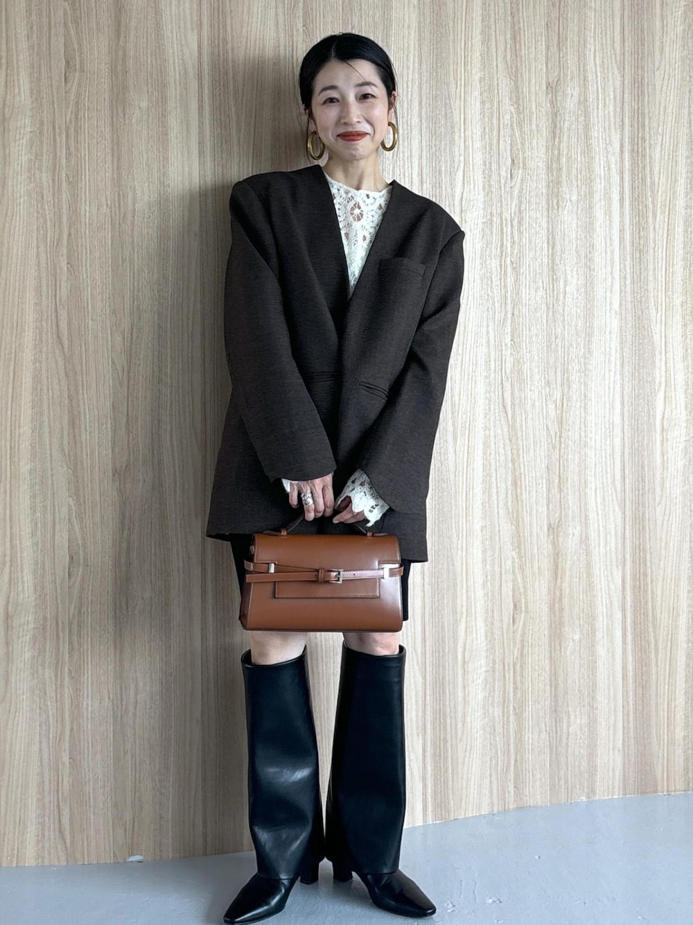 ブラック系のその他パンツ、ブラック系のブーツ、ホワイト系のニット/セーターを着用したレディースの秋コーディネートの1枚目の写真