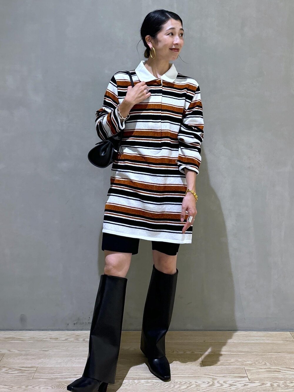 ブラック系のその他パンツ、ブラウン系のワンピースを着用したレディースの夏コーディネートの1枚目の写真