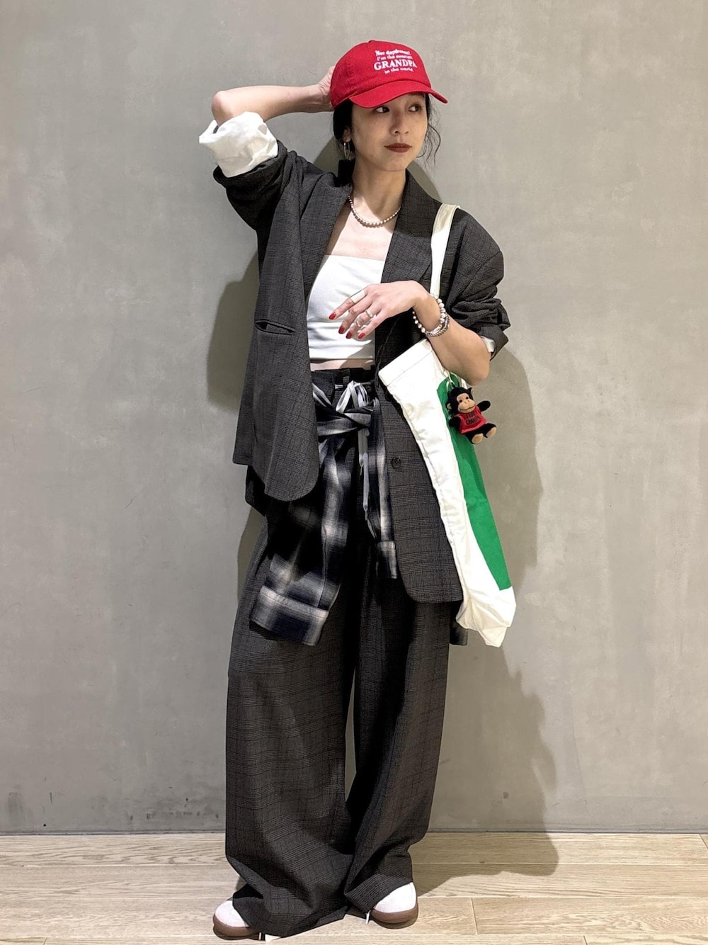 ブラック系のシャツ/ブラウス、グリーン系のトートバッグ、ブラック系のキャップを着用したレディースの秋コーディネートの1枚目の写真