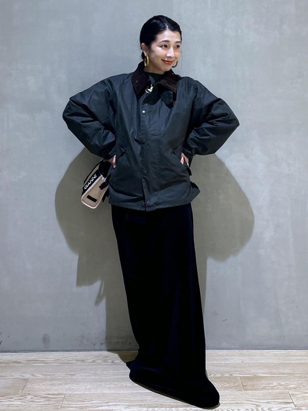 「Barbour、バブアー、チャンピオン、TRANSPORT、Champion for ADAM ET ROPE'、Champion、秋コーデ、お出かけコーデ、アウトドアコーデ、大人カジュアル、パンツスタイル、ADAM ET ROPÉ、ナチュラル、イエベ春、ノーマル」｜「GANNIの【GANNI for ADAM ET ROPE'】Recycled tech Mini Tote（トートバッグ、ベージュ系）」を使った、SAKIさん（レディース・154cm）の秋コーディネートの1枚目の写真