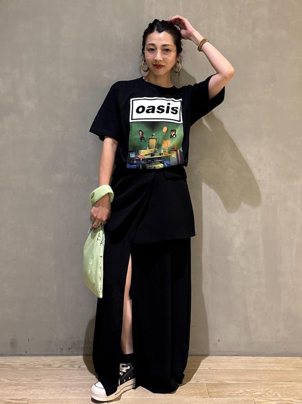 グリーン系のTシャツ/カットソー、グリーン系のハンドバッグを着用したレディースの夏コーディネートの1枚目の写真