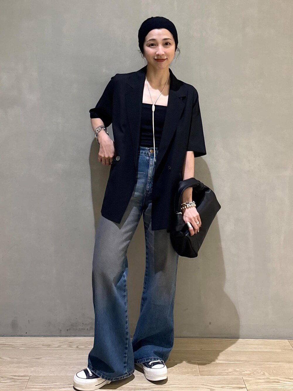 ブラック系のシャツ/ブラウス、ブルー系のデニムパンツ、シルバー系のネックレスを着用したレディースの夏コーディネートの1枚目の写真
