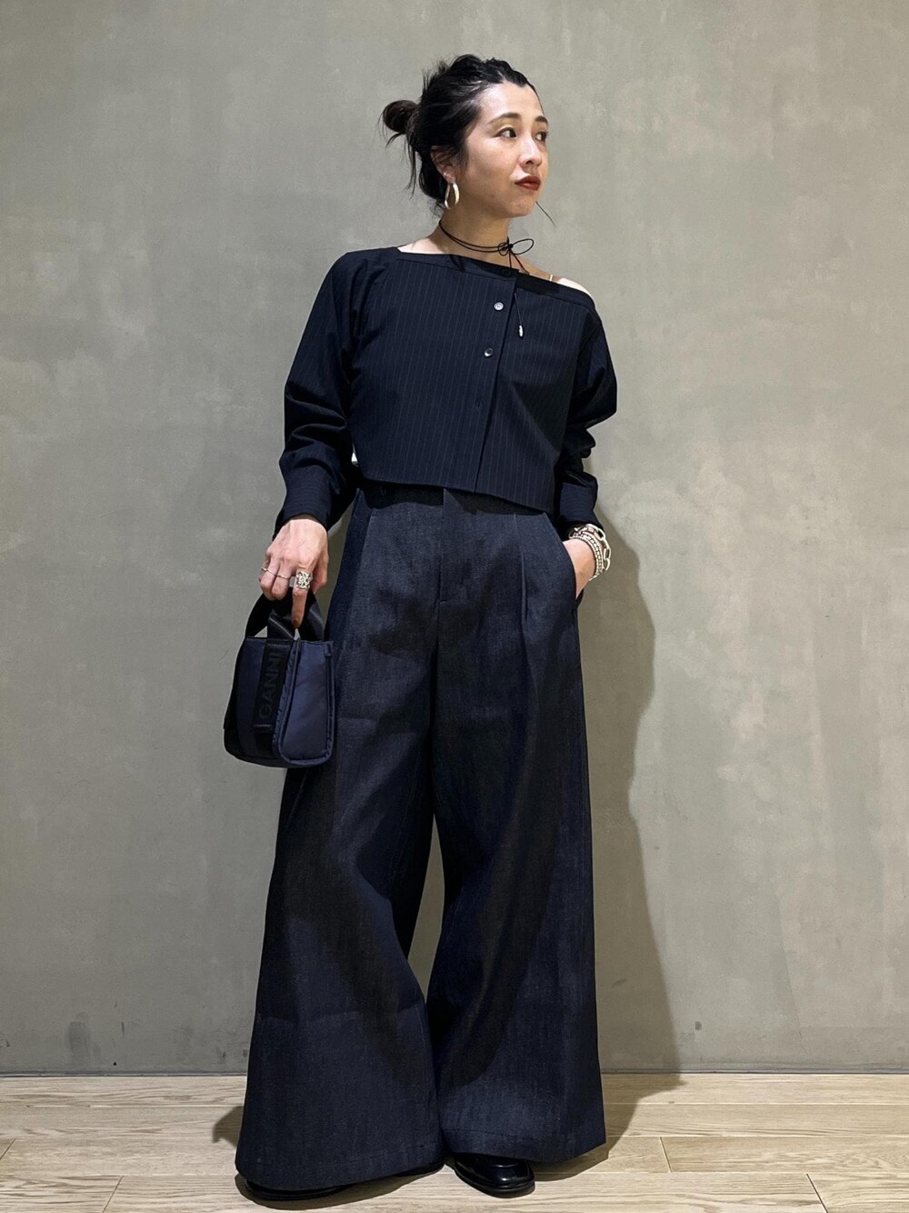 ブルー系のデニムパンツ、ブルー系のスカート、ブラック系のローファーを着用したレディースの夏コーディネートの1枚目の写真