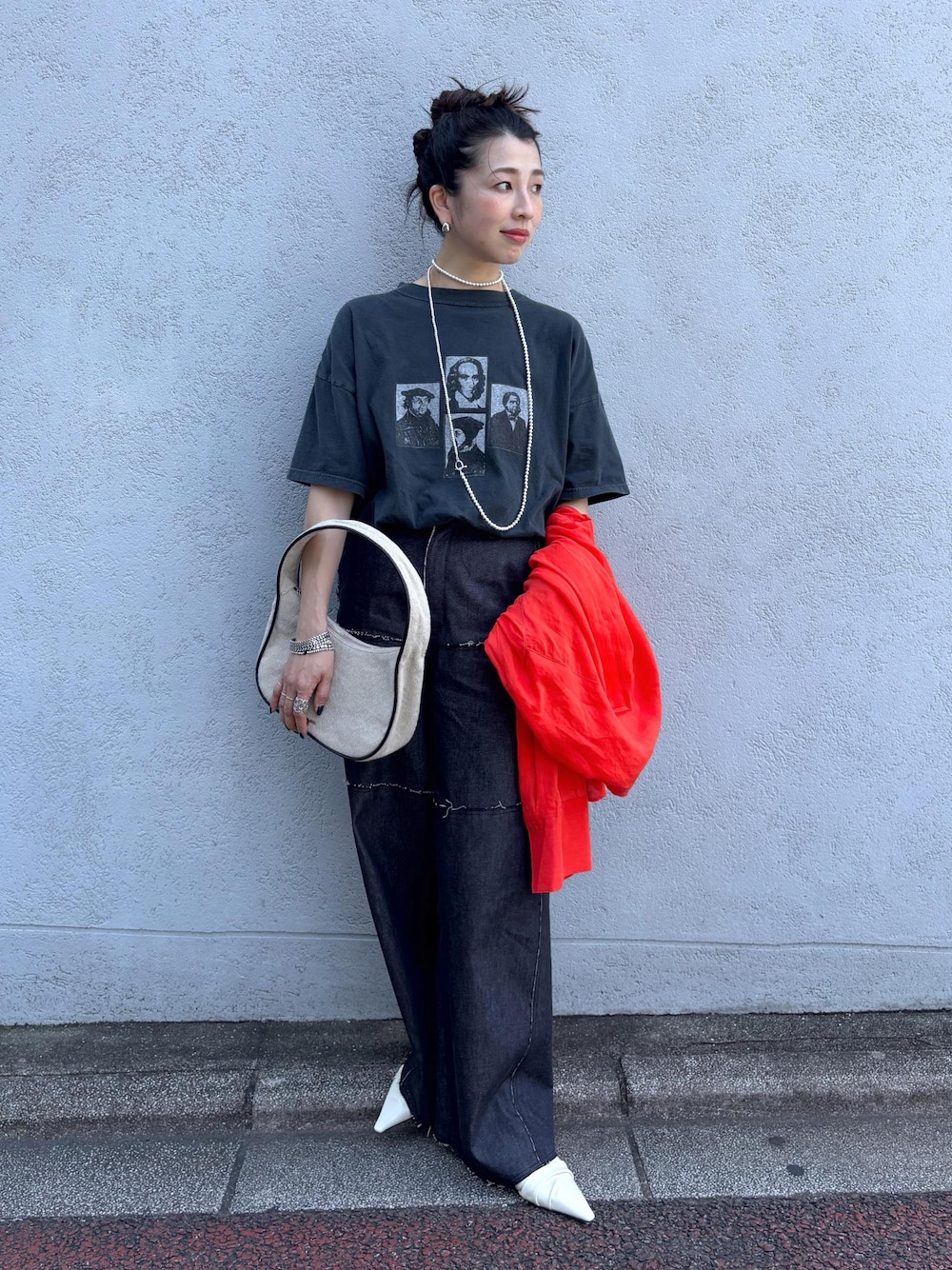 レッド系のシャツ/ブラウス、ブルー系のデニムパンツ、ホワイト系のハンドバッグを着用したレディースの夏コーディネートの1枚目の写真