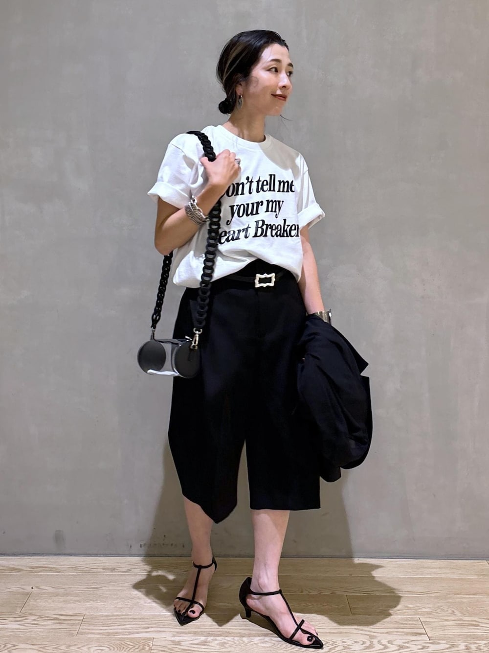 「低身長コーディネート、低身長コーデ、ハーフパンツ、ショートパンツ、24SS、KNOWHOW jewelry for ADAM ET ROPE'、KNOWHOW jewelry、ノウハウジュエリー、ジャケットスタイル、羽織、シャツジャケット、サンダル、ブラック、Tシャツ、ストラップ」｜「ADAM ET ROPE'の【サステナブル】ナロークロスストラップサンダル（サンダル、ブラック系）」を使った、SAKIさん（レディース・154cm）の夏コーディネートの1枚目の写真