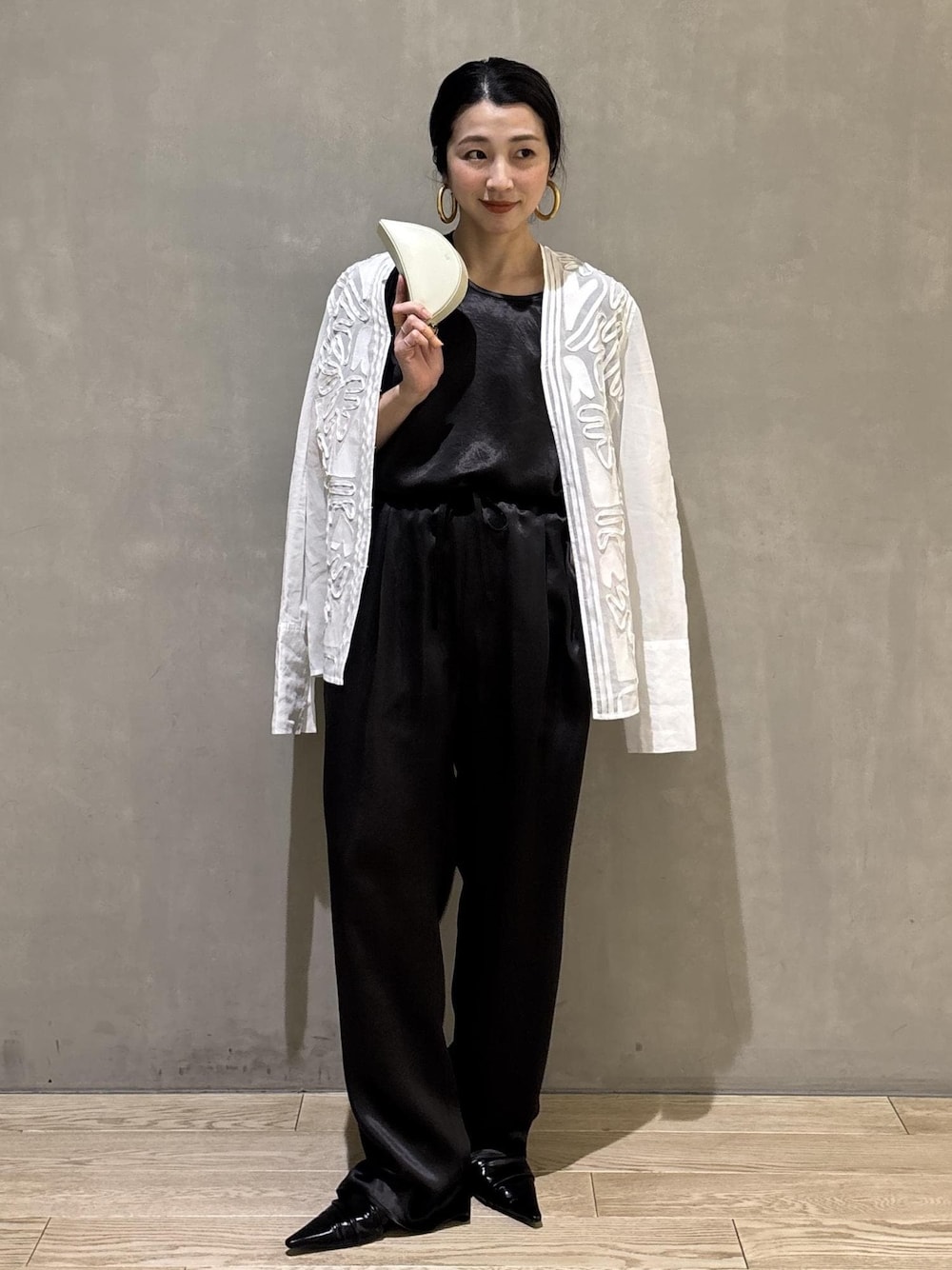 ブラック系のサンダル、ホワイト系のシャツ/ブラウス、ブラック系のシャツ/ブラウスを着用したレディースの冬コーディネートの1枚目の写真