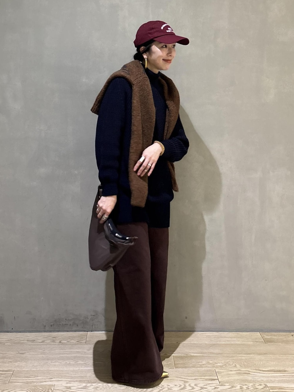 ブラウン系のその他パンツ、ブラウン系のショルダーバッグを着用したレディースの秋コーディネートの1枚目の写真