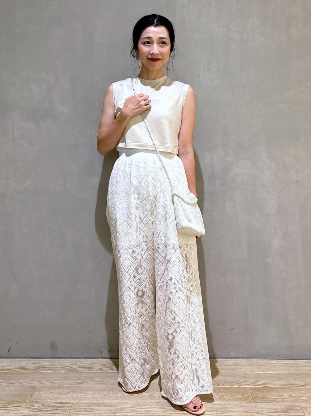 ホワイト系のその他パンツを着用したレディースの夏コーディネートの1枚目の写真
