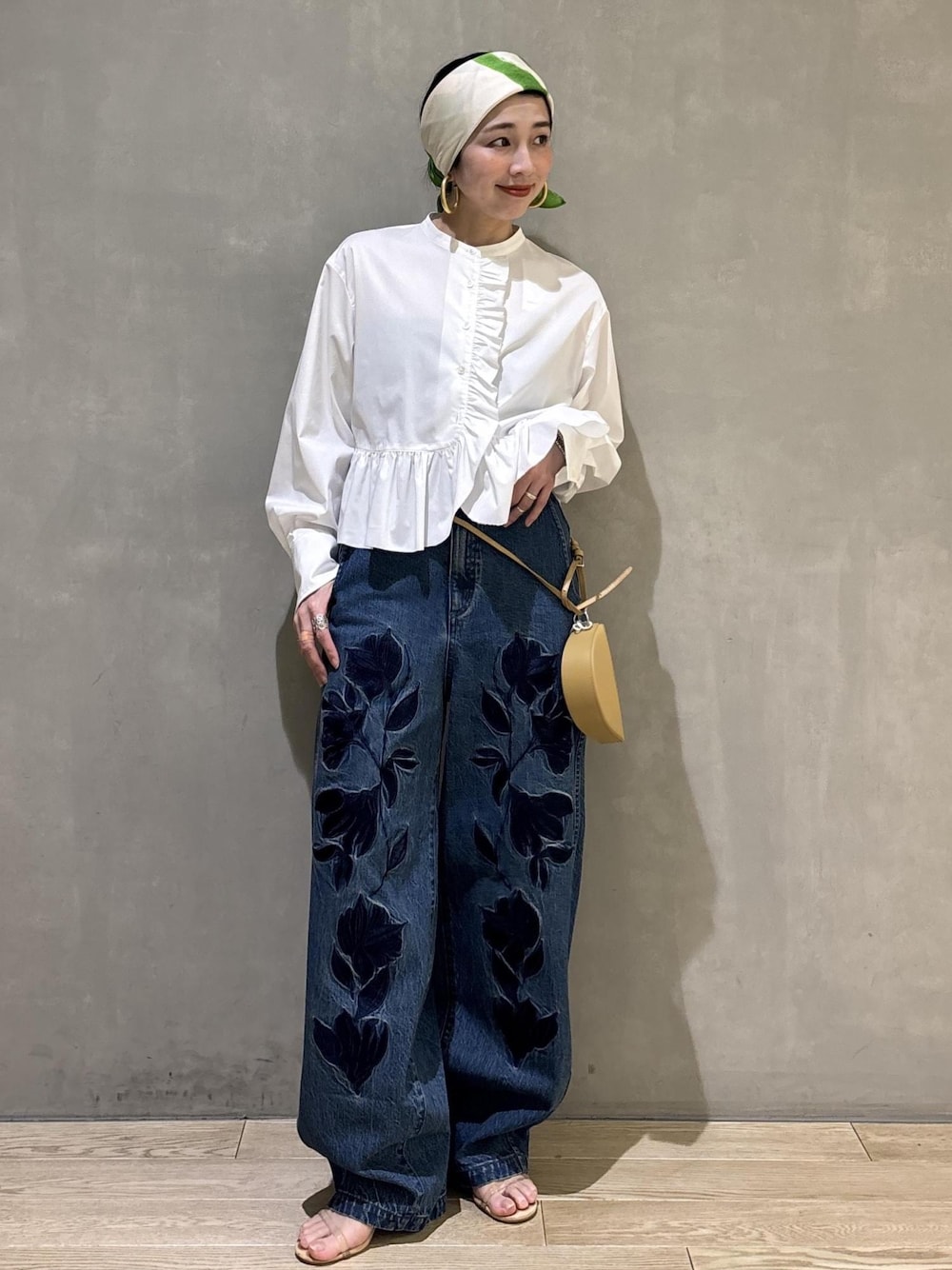 ホワイト系のシャツ/ブラウス、イエロー系のキーホルダー、グリーン系のバンダナ/スカーフを着用したレディースの冬コーディネートの1枚目の写真