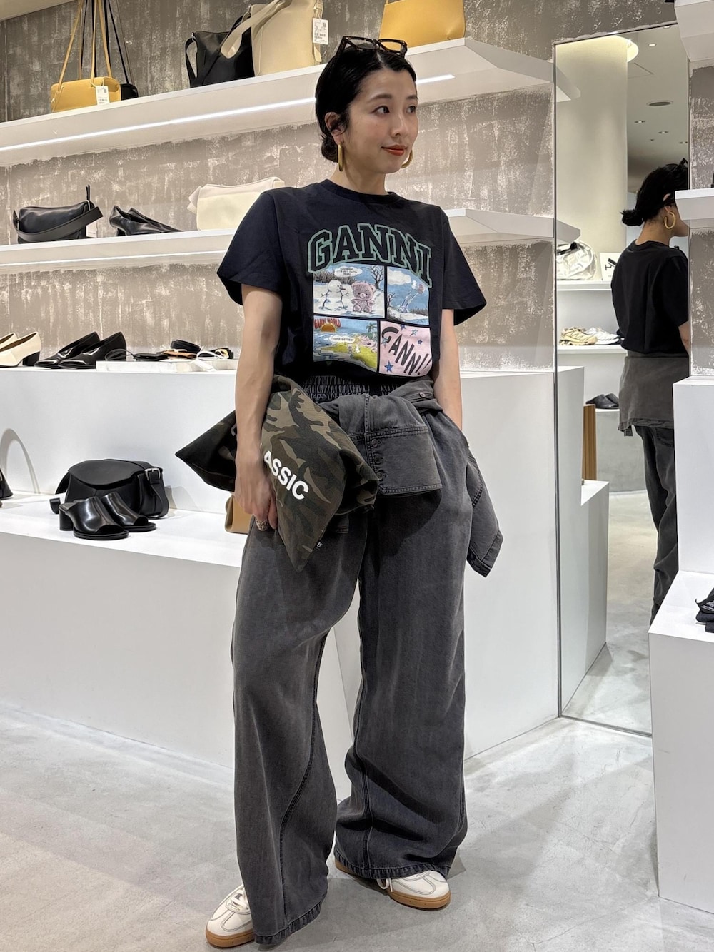 ブラック系のシャツ/ブラウス、ブラック系のデニムパンツ、グレー系のTシャツ/カットソーを着用したレディースの春コーディネートの1枚目の写真