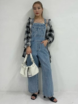 「Levi's（リーバイス）のアイテム（サロペット/オーバーオール）」を使った、PUBLUXさん（レディース・159cm）の冬コーディネート