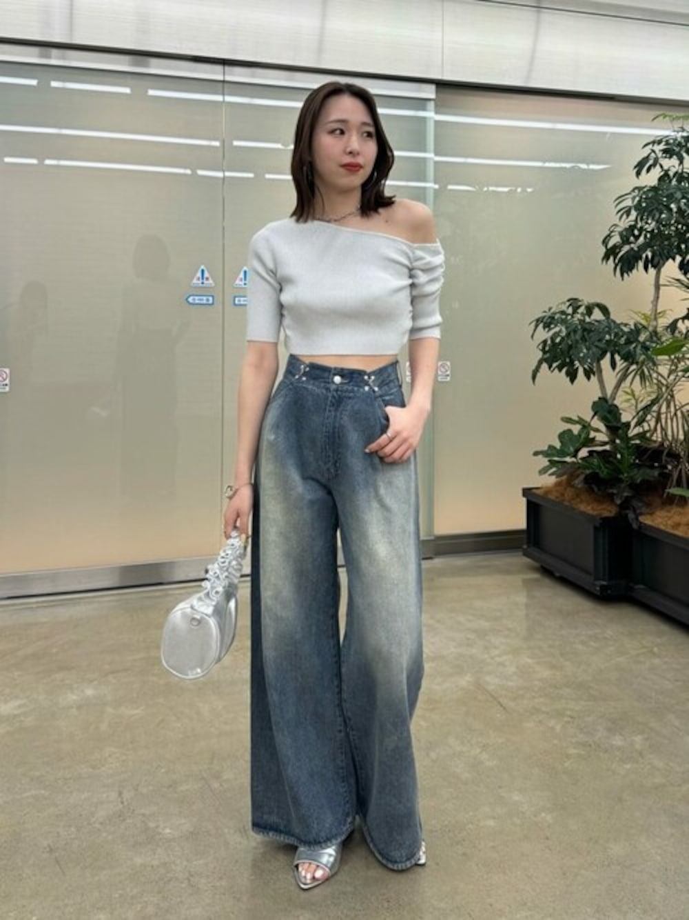 「デニム、シルバー、ラメ、デニムパンツ、春コーデ、Chico、デニムコーデ、ワンショルダー、ラメニット、2024ss」｜「Chicoの5分袖ワンショルラメニット（ニット/セーター、ホワイト系）」を使った、Chicoさん（レディース・162cm）の春コーディネートの1枚目の写真