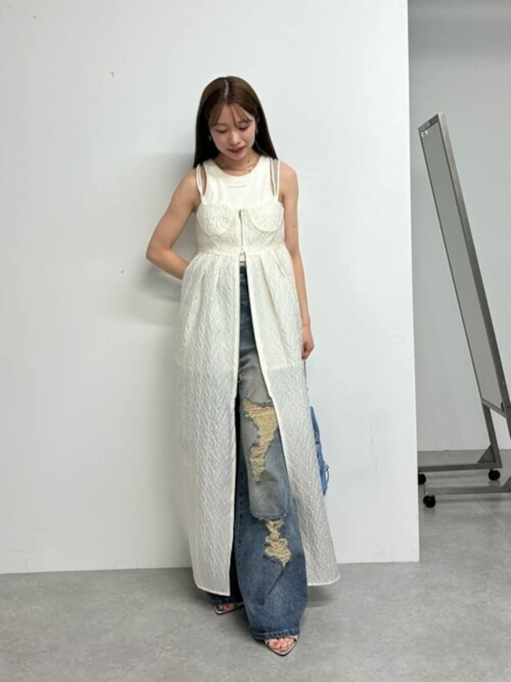「Chicoのベアカップジップタイトワンピース（ワンピース、ホワイト系）」を使った、Chicoさん（レディース・153cm）の春コーディネートの1枚目の写真