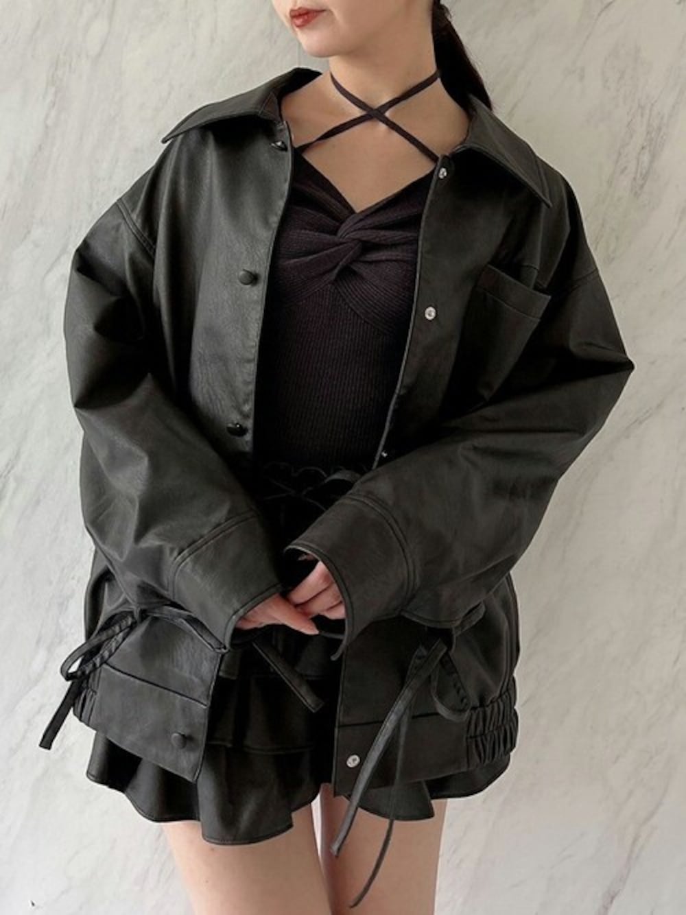 「ジャケット、アウター、dazzlin、フェイクレザー、ダズリン、大人フェミニン、ダズリン(dazzlin)」｜「dazzlinのカフスリボンフェイクレザージャケット（ブルゾン、ブラウン系）」を使った、dazzlin SHOP STAFFさん（レディース・164cm）の夏コーディネートの1枚目の写真