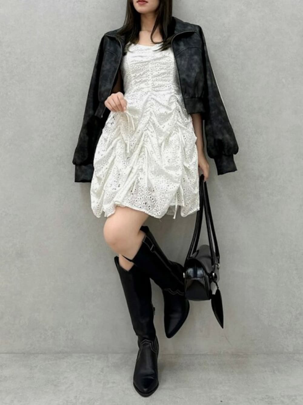 ホワイト系のワンピースを着用したレディースの冬コーディネートの1枚目の写真