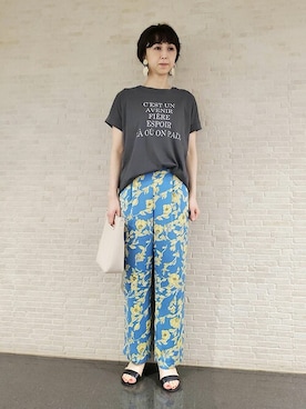 「花柄パンツ」｜「アイテム（サンダル）」を使った、佐藤さん（レディース・166cm）の春コーディネート