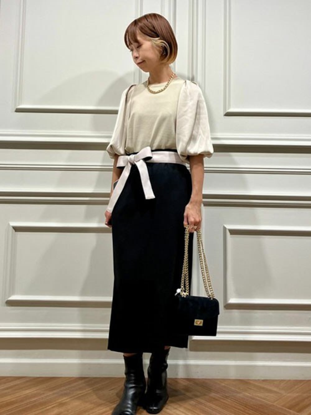 「タイトスカート、ニット、ブラック、ベージュ、きれいめコーディネート、冬コーデ、大人コーデ、フェミニン、Liesse、リエス」｜「Liesseの布帛コンビ袖ボリュームニット（ニット/セーター、ベージュ系）」を使った、Liesse STAFFさん（レディース・164cm）の冬コーディネートの1枚目の写真