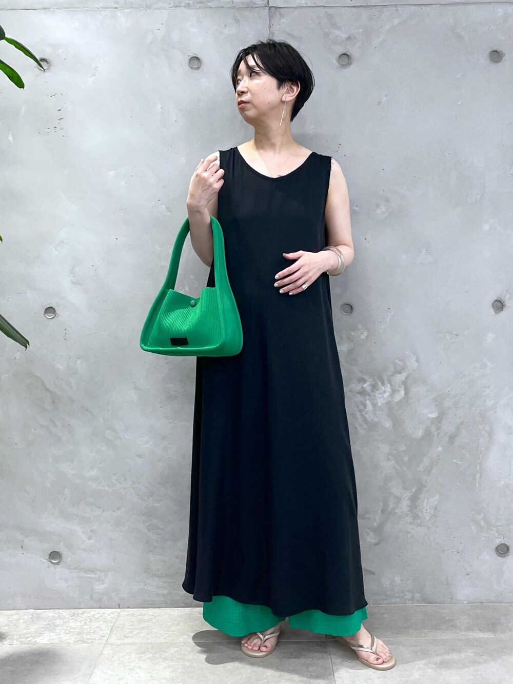 ベージュ系のサンダル、グリーン系のハンドバッグ、グリーン系のその他パンツを着用したレディースの春コーディネートの1枚目の写真