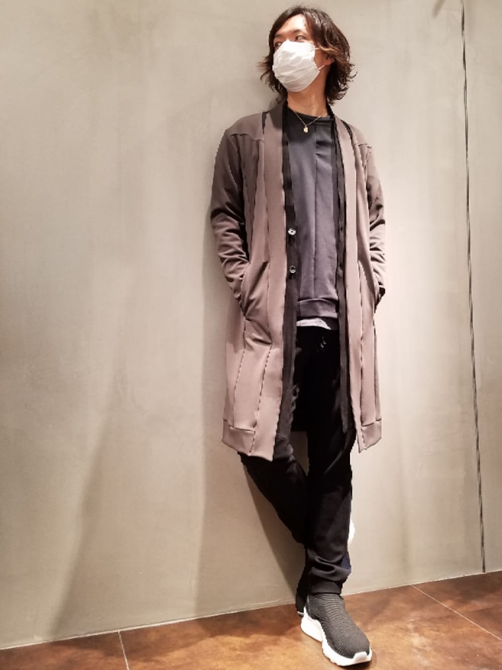 グレー系のステンカラーコート、ブラック系のTシャツ/カットソー、ブルー系のその他パンツを着用したメンズの秋コーディネートの1枚目の写真