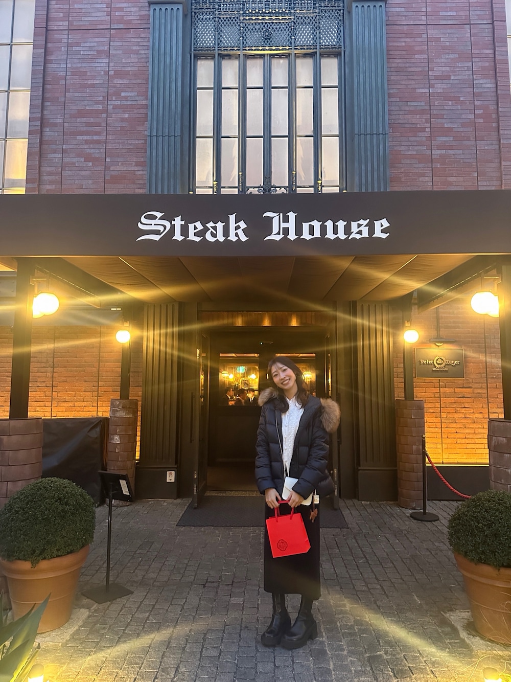 ブラック系のブーツ、ブルー系のダウンジャケット/コートを着用したレディースの秋コーディネートの1枚目の写真